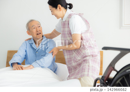 介護施設で暮らすシニア男性と介護士 142966082
