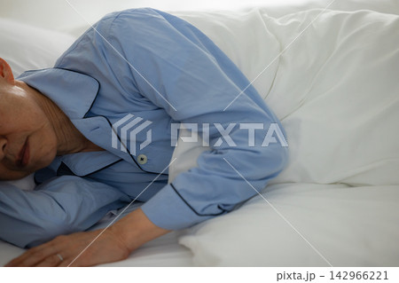 ベッドで寝るシニア男性 ベッドで寝るシニア男性 142966221