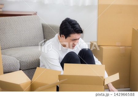 若い男性の引っ越しシーン 若い男性の引っ越しシーン 142966588