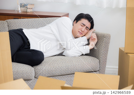 若い男性の引っ越しシーン 若い男性の引っ越しシーン 142966589