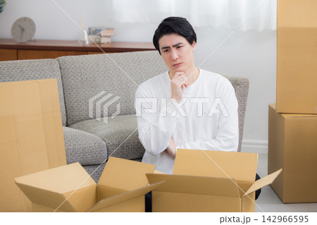 若い男性の引っ越しシーン 若い男性の引っ越しシーン 142966595