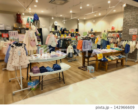子供服売り場の店内 142966609