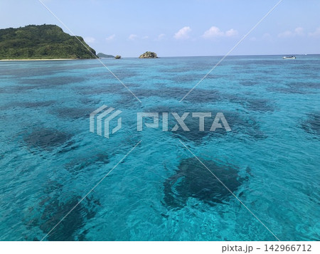 透き通るエメラルドグリーンの海と澄み渡る青空　崎山湾 142966712