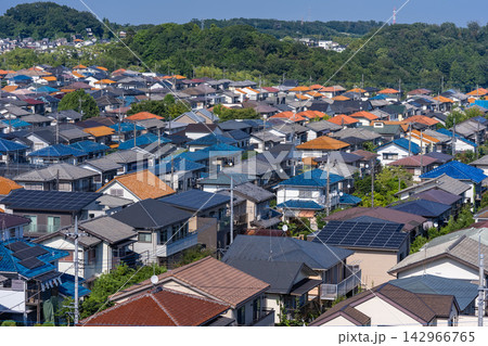 高台から見下ろす東京・八王子市の広大な住宅街の街並み 142966765