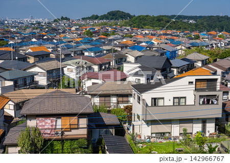 高台から見下ろす東京・八王子市の広大な住宅街の街並み 142966767