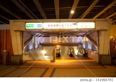新宿の街並み 142966791