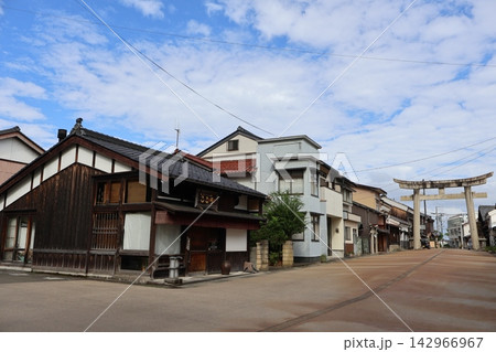 八幡神社がある小浜男山の街並み（福井県小浜市小浜男山） 142966967