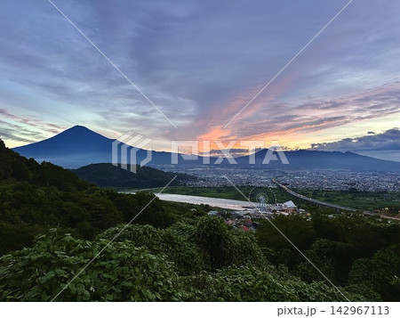 山の中腹から見る富士山と富士川 山の中腹から見る富士山と富士川 142967113