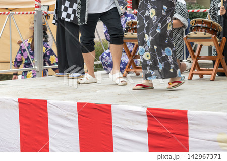【保育園の夕涼み会　舞台で盆踊り】 142967371