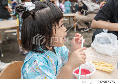 【保育園の夕涼み会　イチゴのかき氷を食べる】 142967373