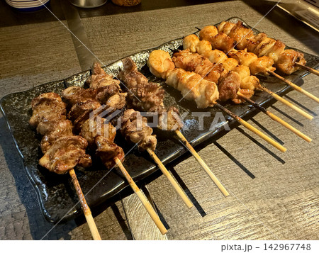 居酒屋で香ばしく焼いた焼き鳥の盛り合わせ 居酒屋で香ばしく焼いた焼き鳥の盛り合わせ 142967748