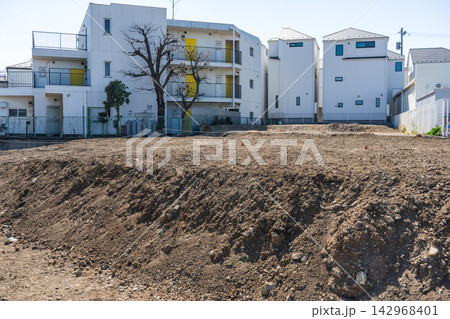 住宅地の更地に土が盛られた造成途中の土地 住宅地の更地に土が盛られた造成途中の土地 142968401