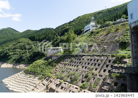 宮城県　鳴子ダム上からの荒雄湖 142968445