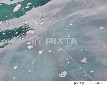小樽の海に広がる透明な青い水面 142968785