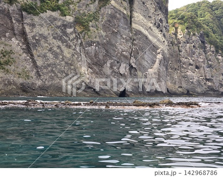 小樽の海岸にそびえる断崖と青い海 小樽の海岸にそびえる断崖と青い海 142968786