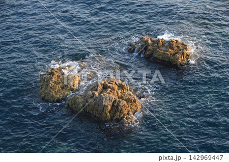 岩礁（佐渡島 尖閣湾／新潟県佐渡市姫津・北狄） 142969447
