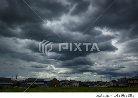住宅街と不穏な雲 142969895