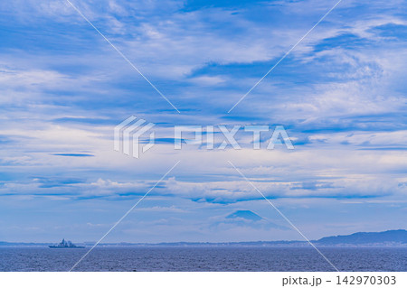 遥か東京湾から見る富士山（巡視船も写っている） 142970303