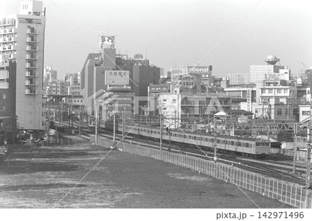 国鉄時代、山手線の大崎付近を走る103系、1985年2月3日 国鉄時代、山手線の大崎付近を走る103系、1985年2月3日 142971496