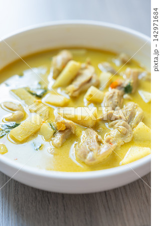 Creamy chicken potato soup with vegetables in white bowl Creamy chicken potato soup with vegetables in white bowl 142971684