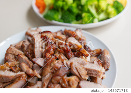 Roasted meat slices with steamed vegetable side dish Roasted meat slices with steamed vegetable side dish 142971718