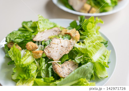 Grilled chicken salad with lettuce, crouton, and dressing 142971726