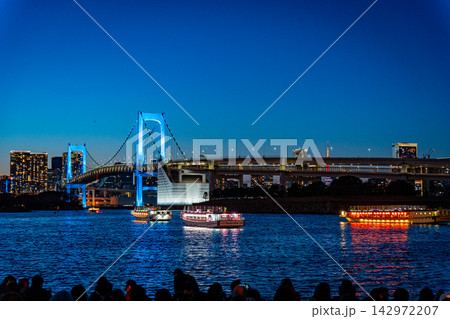 夏の東京湾を彩る屋形船とレインボーブリッジの夜景 夏の東京湾を彩る屋形船とレインボーブリッジの夜景 142972207