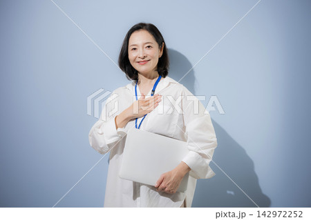 誠実に感謝を伝える50代の日本人女性、安心や信頼、約束、ビジネス、顧客対応を表現する会社員 142972252