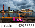 神戸ポートタワーと飛鳥Ⅲの夕景 142972783