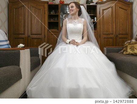 Bride in wedding dress Bride in wedding dress 142972888