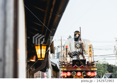 佐原の大祭夏祭りの神武天皇の山車 佐原の大祭夏祭りの神武天皇の山車 142972963
