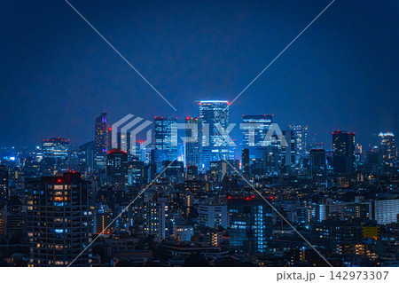 高輪ゲートウェイから望む東京の超高層ビル群と夜景　渋谷 142973307