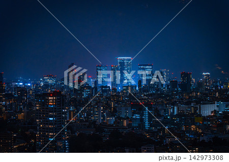 高輪ゲートウェイから望む東京の超高層ビル群と夜景　渋谷 142973308
