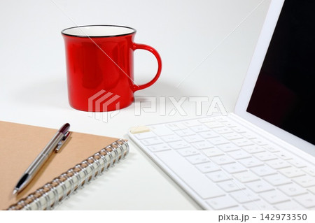 赤いマグカップで楽しむ仕事中のコーヒーブレイク 赤いマグカップで楽しむ仕事中のコーヒーブレイク 142973350