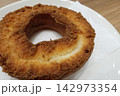 お皿に載った出来立てのオールドファッションドーナツ お皿に載った出来立てのオールドファッションドーナツ 142973354