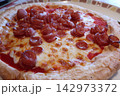 とろけるチーズとソーセージがのった出来立てのピザ とろけるチーズとソーセージがのった出来立てのピザ 142973372