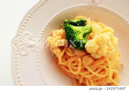 ブロッコリーとカリフラワーのパスタ 142973497