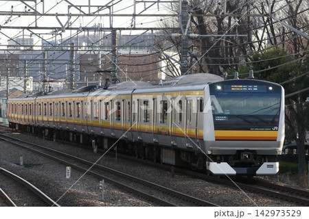 JR南武線府中本町駅付近を走行するE233系8000番台電車 142973529