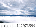 夏の爽やかな青空と広大な雲海 幻想的な山の景色 背景素材 142973590