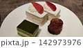 ブッフェのケーキ類 142973976