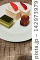 ブッフェのケーキ類 142973979