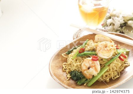 インドネシア焼きそばのミーゴレンとアイスティー インドネシア焼きそばのミーゴレンとアイスティー 142974375