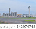 東京国際空港 旧管制塔と一段と高い新管制塔 142974748