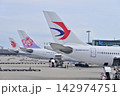 お揃いのエアバスA330尾翼マークに中華系、台湾系エア－ラインが仲良く並ぶ 142974751