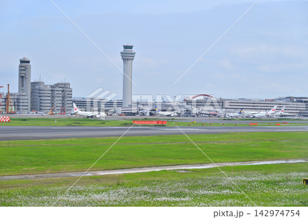 東京国際空港の新旧管制塔と第1ターミナル 東京国際空港の新旧管制塔と第1ターミナル 142974754