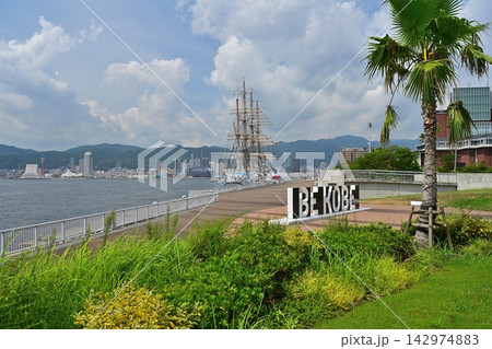 ポートアイランドのBEKOBEモニュメントと帆船 神戸港の風景 ポートアイランドのBEKOBEモニュメントと帆船 神戸港の風景 142974883