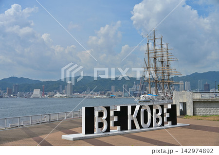 ポートアイランドのBEKOBEモニュメントと帆船　神戸港の風景 142974892
