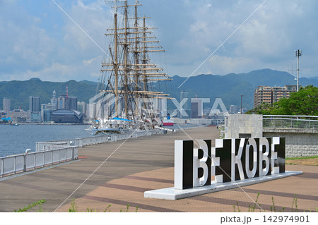 ポートアイランドのBEKOBEモニュメントと帆船 神戸港の風景 ポートアイランドのBEKOBEモニュメントと帆船 神戸港の風景 142974901