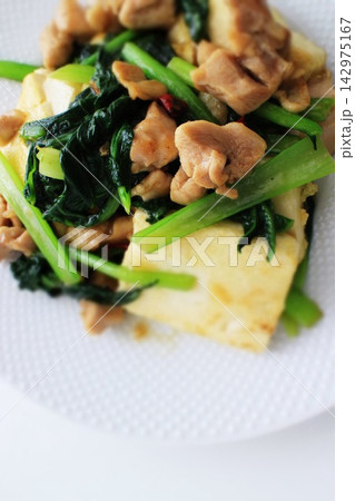 鶏肉と小松菜と豆腐のオイスターソース炒め 鶏肉と小松菜と豆腐のオイスターソース炒め 142975167
