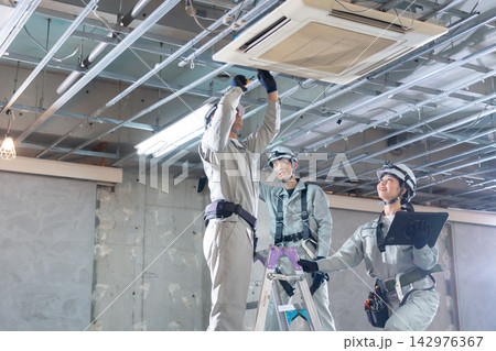 建設現場で働く作業員 建設現場で働く作業員 142976367